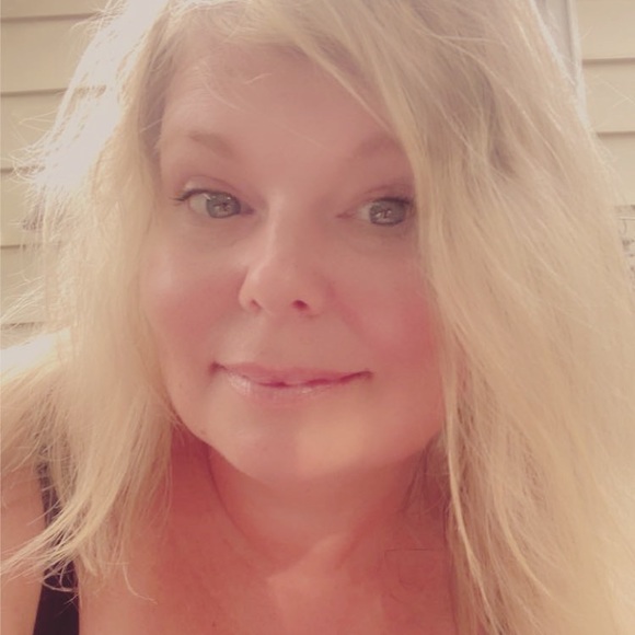 Meet your Posher, Jennifer - Picture 1 of 2